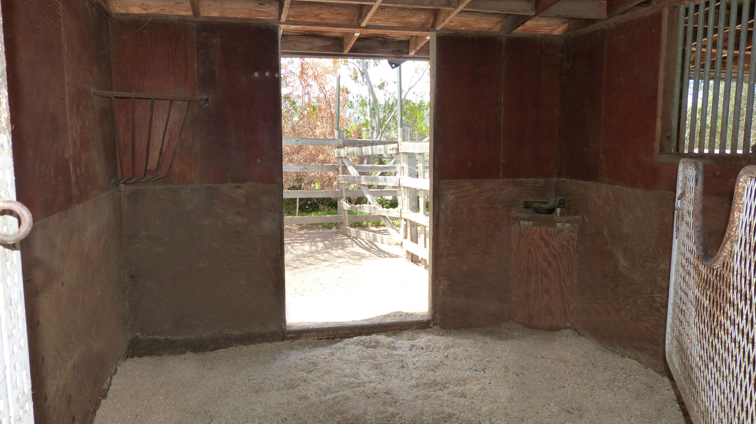 Barn In/Out Stalls w/ Paddocks